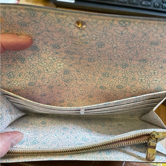 Louis Vuitton Wallet - Picture 5 of 6